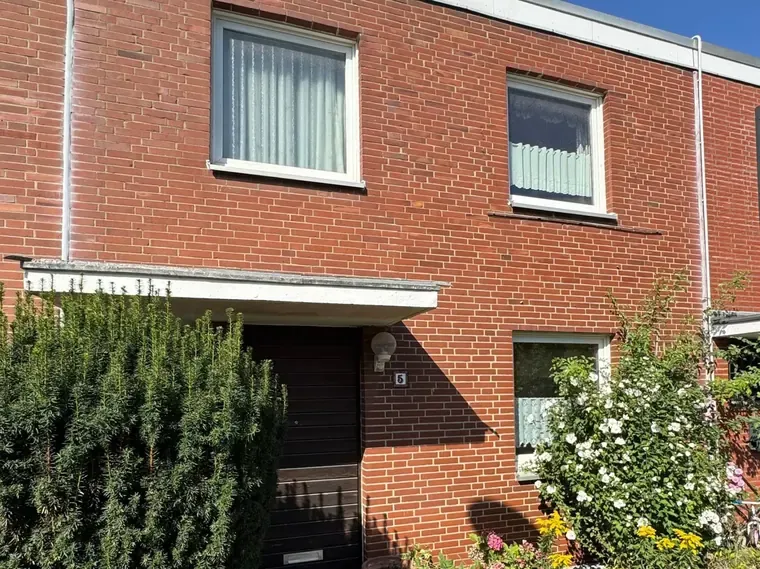 Rotes Klinker-Reihenhaus mit Vorgarten in Wolfenbüttel, vermittelt von IMMO DEX