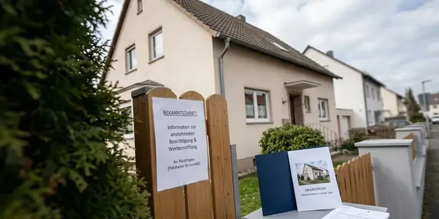 Hausfassade mit amtlichem Hinweis - Zwangsversteigerung vermeiden